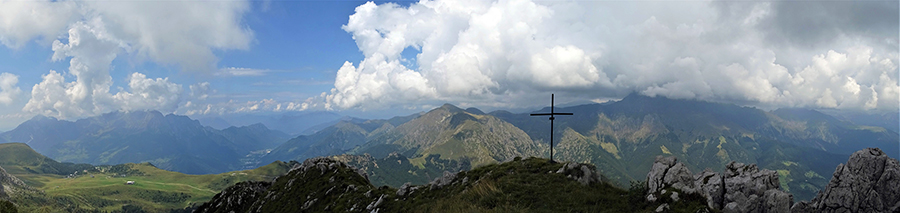 Panoramica dalla croce di vetta della Corna Grande (2089 m)